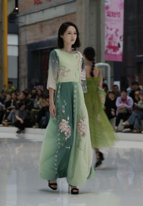 服裝與服飾設(shè)計(jì)專(zhuān)業(yè)2024屆畢業(yè)作品發(fā)布會(huì)圓滿(mǎn)落幕